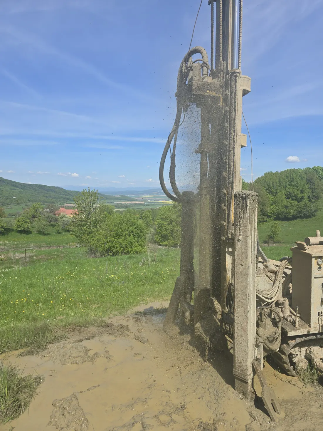 Vŕtanie studne s výhľadom na Podpoľanie